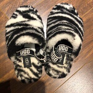 UGG big kids fluff slipper size 1 EU 32.5